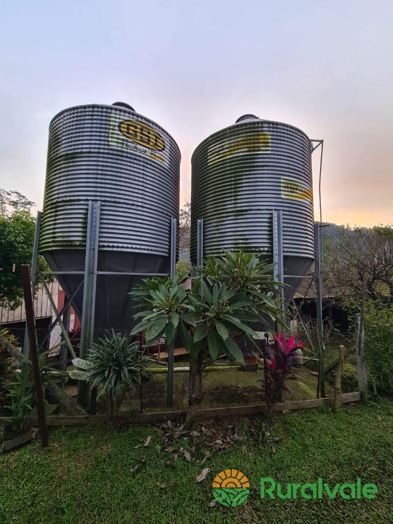 2 silos de rações de 16 ton